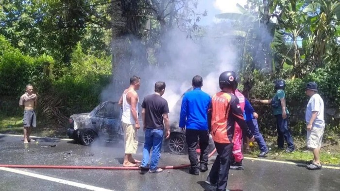 Kondisi mobil sedan di Kota Banjar terbakar