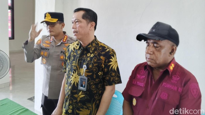 Konferensi pers kasus napi kabur dari Lapas Sorong.