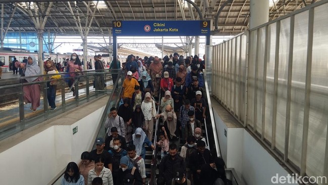 Yang Berbeda di KRL Saat Libur Lebaran