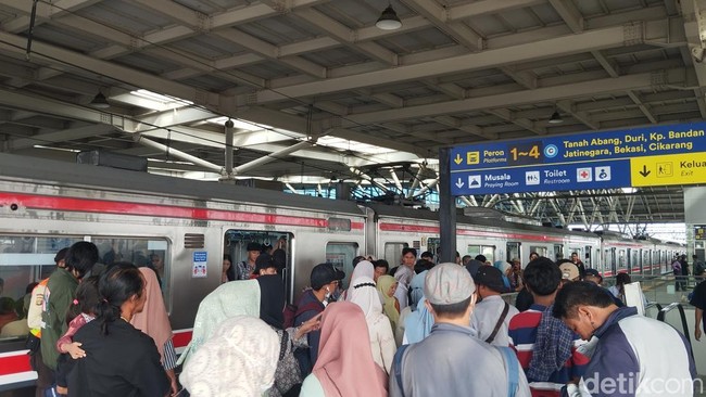 Yang Berbeda di KRL Saat Libur Lebaran