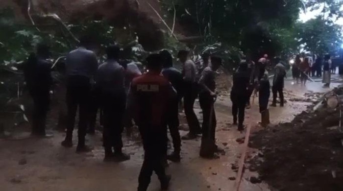 Longsor di Jalan Raya Salopa Cikatomas Tasikmalaya.