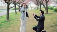 Sementara di wilayah Tohoku diperkirakan bungan sakura bermekaran pada awal bulan April dan di wilayah Hokkaido tepatnya di Hokadate, bunga sakura akan mekar pada 22 April. Dan menyebar di seluruh pulau hingga awal bulan Mei. (Instagram/Luna Maya)