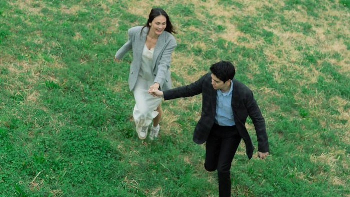 Luna Maya dilamar di Jepang