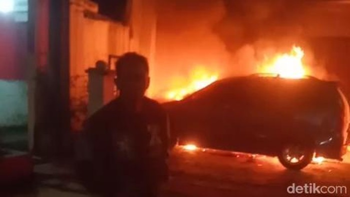 Mobil dibakar oleh orang tak dikenal (otk) di Cianjur
