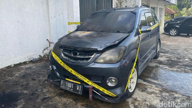 Mobil dibakar oleh orang tak dikenal (otk) di Cianjur