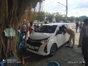 Detik-detik Mobil Tabrak Pengunjung Warung Dekat Masjid Kauman Jogja