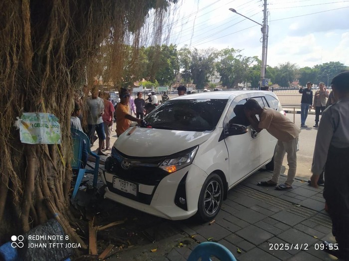 Mobil menabrak pohon beringin di utara Masjid Gede Kauman, Kota Jogja, Rabu (2/4/2025).