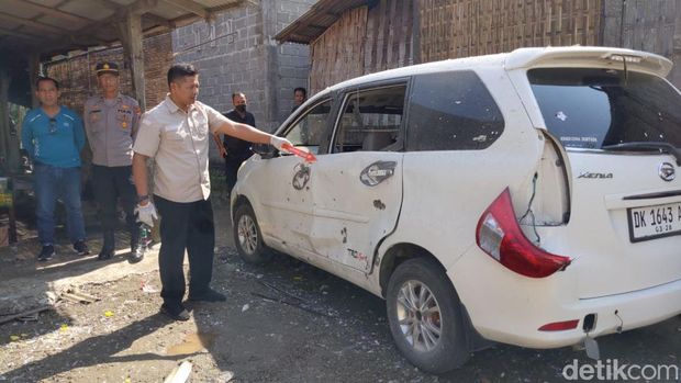 Mobil rusak terkena petasan balon udara yang meledak di Tulungagung.