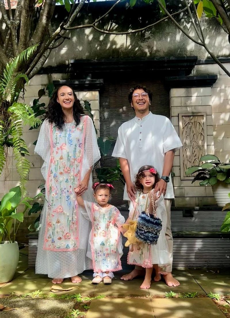 Nadine Chandrawinata dan Dimas Anggara bersama kedua anak mereka tampil bohemian di hari Lebaran.