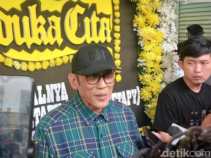 Pangky Suwito Pangky Suwito melayat ke rumah duka Ray Sahetapy.
