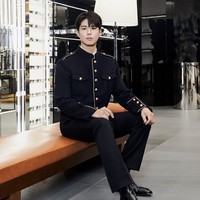 Penampilan bintang drama Korea When Life Gives You Tangerines itu dipadukan dengan celana panjang hitam berbahan beludru yang serasi. Koleksi sepatunya boots berwarna hitam, dengan ujung lancip. Foto: dok. CELINE