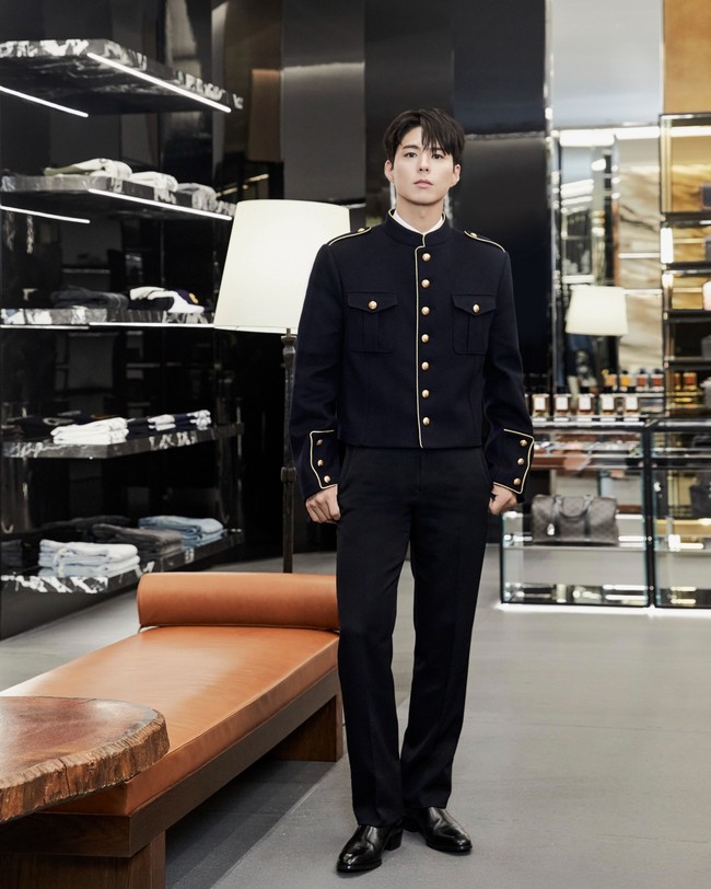 Dalam kesempatan itu, Park Bo Gum tampil gagah memakai jaket beludru berwarna biru navy, dengan detail kancing emas berlogo CELINE. Sang aktor semakin memesona dengan potongan comma hair. Foto: dok. CELINE