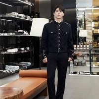 Dalam kesempatan itu, Park Bo Gum tampil gagah memakai jaket beludru berwarna biru navy, dengan detail kancing emas berlogo CELINE. Sang aktor semakin memesona dengan potongan comma hair. Foto: dok. CELINE