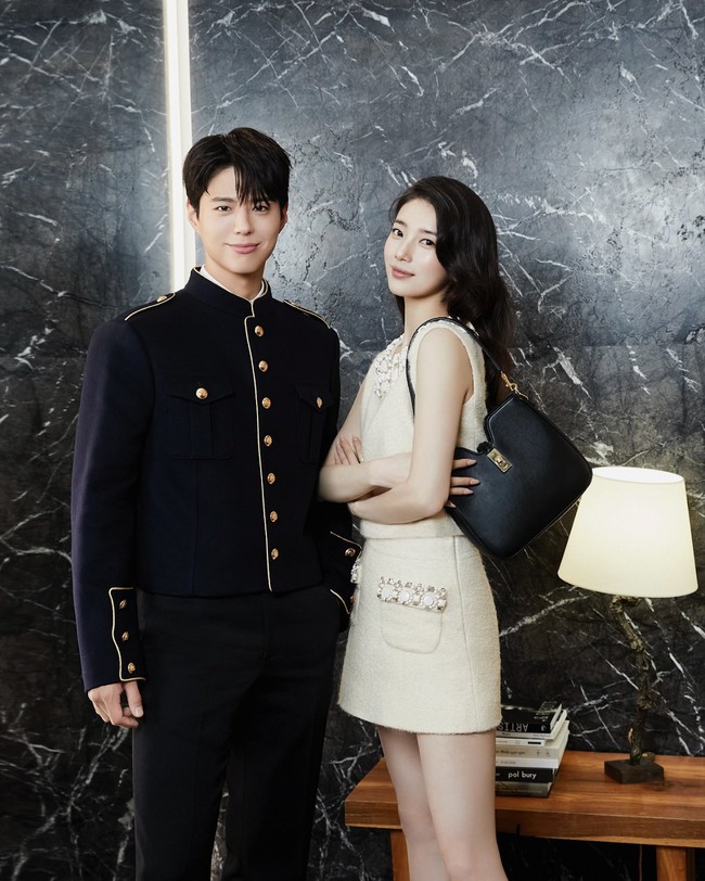 Netizen belum puas melihat Park Bo Gum dan Suzy dipasangkan sebagai suami-istri di film Wonderland. Keduanya diharapkan membintangi drama romantis sebagai konglomerat ataupun drama kerajaan karena memancarkan aura kaisar dan permaisuri. Foto: dok. CELINE