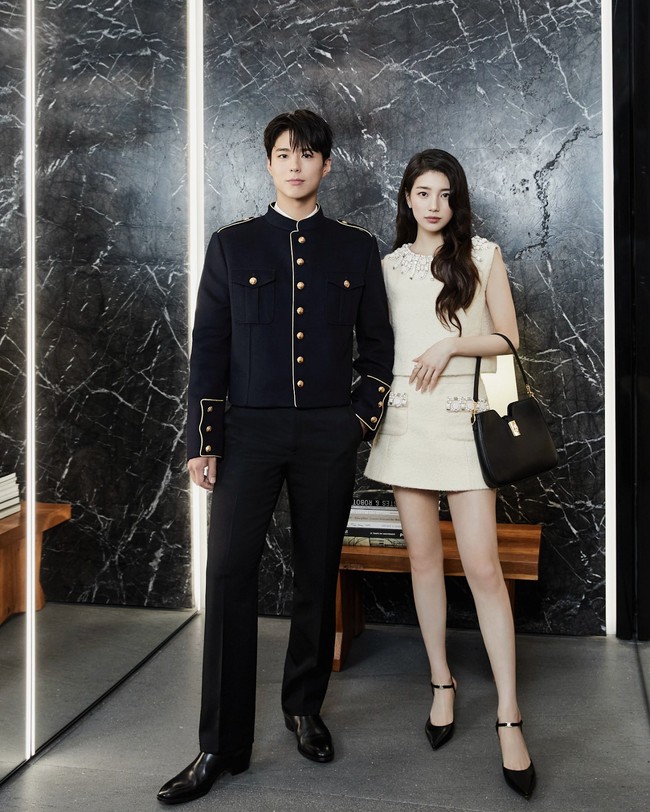 Park Bo Gum dan Suzy tampil serasi saat menghadiri acara pembukaan butik CELINE di Singapura baru-baru ini. Perpaduan visual keduanya sontak ramai menjadi perbincangan di forum komunitas Korea. Foto: dok. CELINE