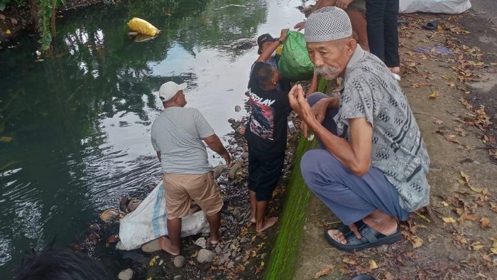 Pemobil buang sampah di kanal Patung Massa Gowa disanksi sosial hingga denda.