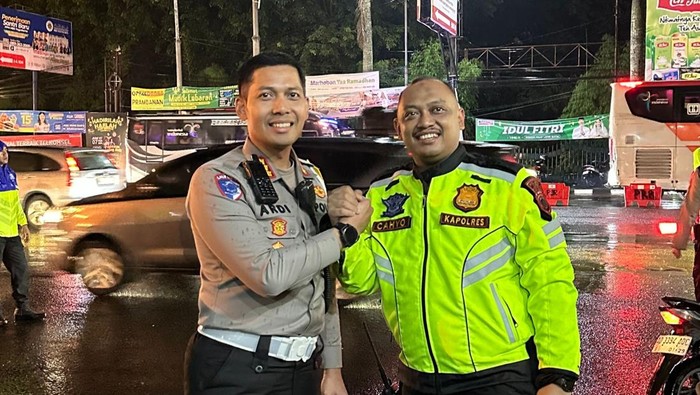 Pengamanan polisi saat momen libur lebaran di simpang Prambanan perbatasan Klaten dan Sleman.