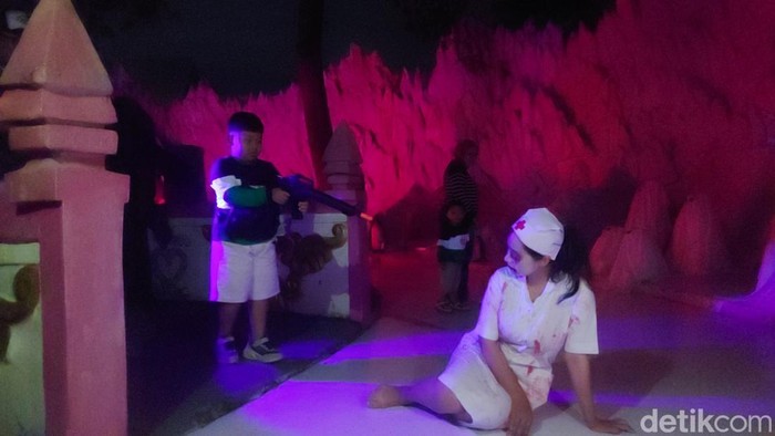 Pengunjung anak melawan hantu di Wonderland Ghost Adventure Lembang