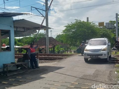 Perlintasan kereta api 'Mbah Ruwet' di Kecamatan Ceper, Kabupaten Klaten. Diunggah Rabu (2/4/2025).