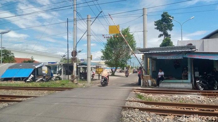 Perlintasan kereta api Mbah Ruwet di Kecamatan Ceper, Kabupaten Klaten. Diunggah Rabu (2/4/2025).
