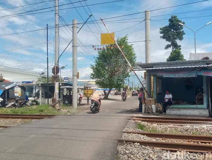 Perlintasan kereta api Mbah Ruwet di Kecamatan Ceper, Kabupaten Klaten. Diunggah Rabu (2/4/2025).