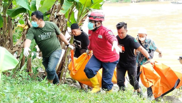 Personel PMI Kulon Progo mengevakuasi mayat wanita tanpa identitas di Sungai Progo, wilayah Nanggulan, Kulon Progo, Rabu (2/4/2025).