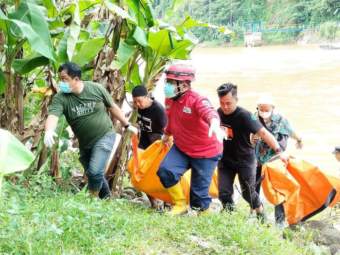 Personel PMI Kulon Progo mengevakuasi mayat wanita tanpa identitas di Sungai Progo, wilayah Nanggulan, Kulon Progo, Rabu (2/4/2025).