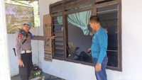 Ledakan petasan dari balon udara itu menghancurkan jendela rumah Harmudi. Foto: Adhar Mutaqqin/detikJatim