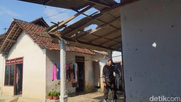 Petasan balon udara jatuh dan meledak di rumah warga Tulungagung.