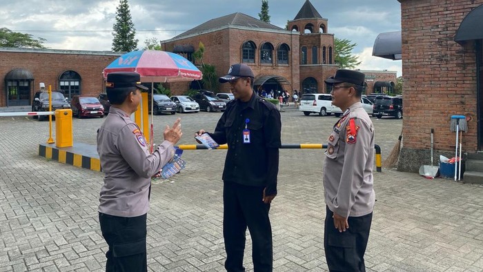 Petugas kepolisian menggelar patroli OKC 2025 antisipasi kejahatan hipnotis di sejumlah objek wisata Kabupaten Banyumas, Rabu (2/4/2025).