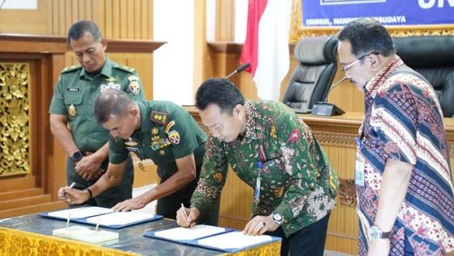 Pihak Universitas Udayana dan TNI Kodam IX/Udayana tanda tangan kerja sama di Denpasar, Senin (31/3/2025). (ANTARA/HO-Unud)