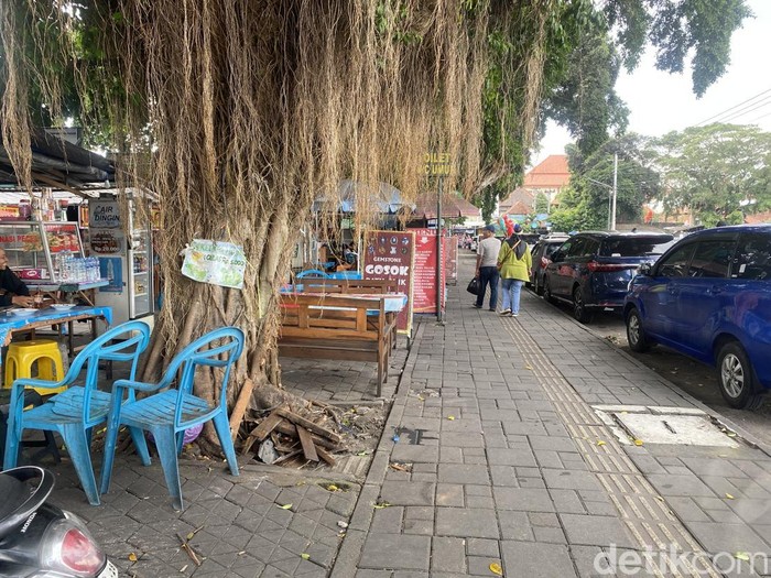 Pohon beringin di utara Masjid Kauman, Kota Jogja, yang ditabrak mobil, Rabu (2/4/2025).