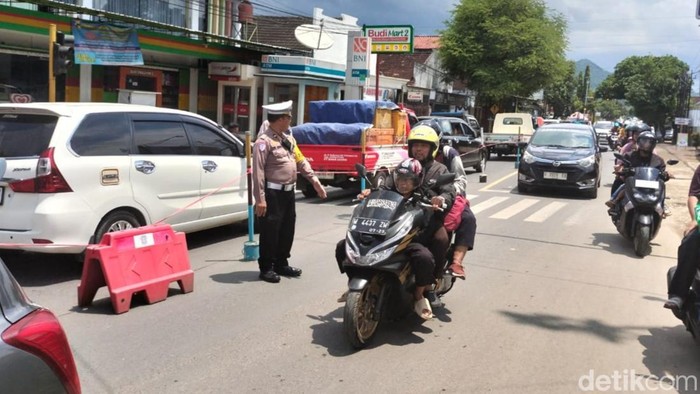 Polisi atur lalu lintas di Trenggalek.