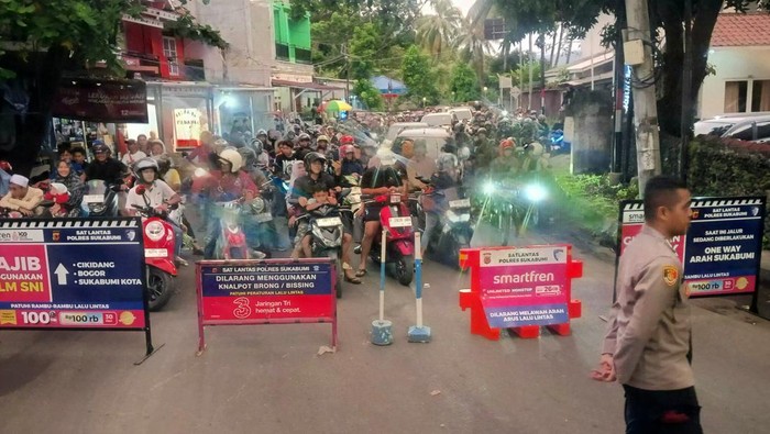 Polisi berlakukan one way di Palabuhanratu Sukabumi.