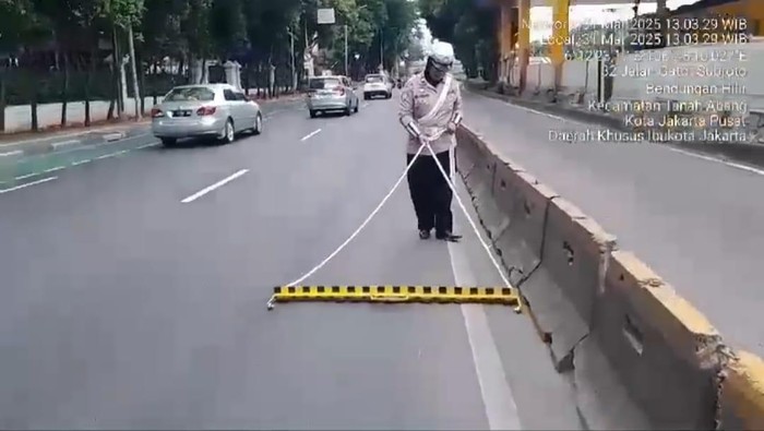 Polisi bersama tim gabungan berpatroli dan membersihkan ranjau paku di Jalan Pejompongan, Jakarta Pusat, yang mengarah ke Tol Semanggi. (dok Istimewa)