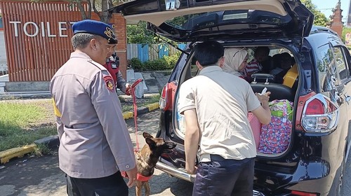 Polisi mengerahkan anjing pelacak (K9) untuk memeriksa kendaraan, barang, dan orang yang masuk Bali di Pelabuhan Gilimanuk, Jembrana, Rabu (2/4/2025).