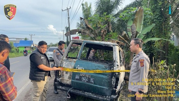 Polisi melakukan olah TKP terbakarnya mobik diduga lansir BBM Pertalite