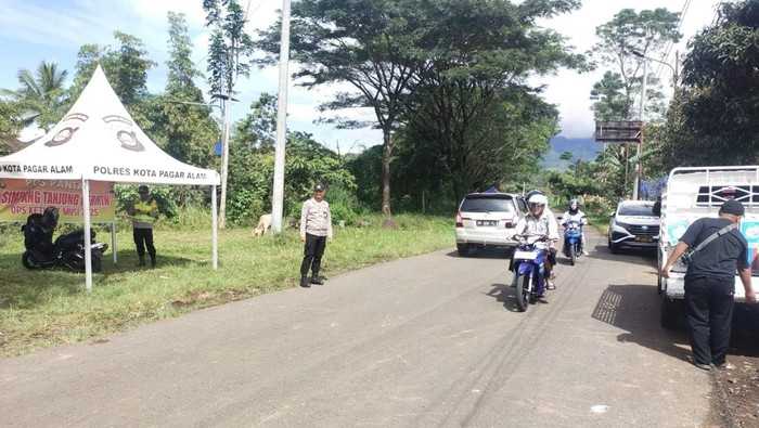 Polisi menerapkan skema pemisahan jalur masuk dan keluar wisata Gunung Dempo.