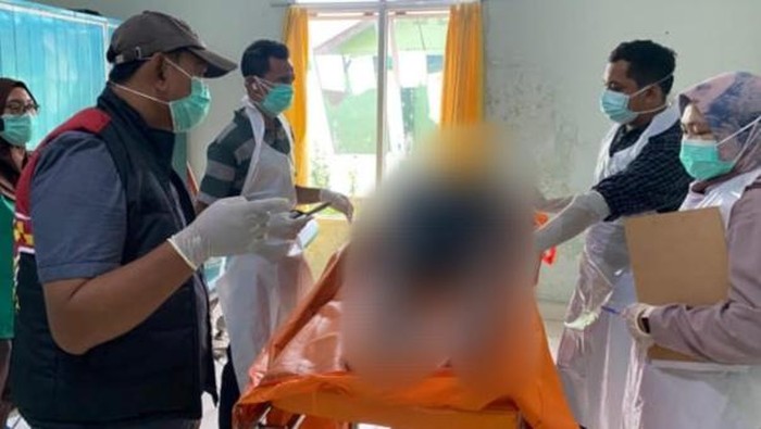 Polisi saat mengevakuasi jasad yang ditemukan di Lubuklinggau.