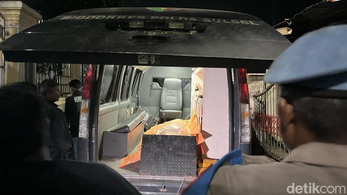 Polisi saat mengevakuasi jenazah wanita asal Toraja yang ditemukan tewas tergantung di kamar indekosnya di Makassar. Sahrul Alim/detikSulsel