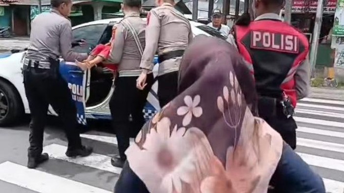 Polres Sumedang bantu bocah 4 tahun yang terjebak kepadatan arus lalin. Anak tersebut akhirnya berhasil segera dibawa ke RSUD Umar Wirahadikusumah Sumedang. Dan sudah ditangani oleh tim medis.