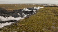 Gunung berapi tersebut dekat dengan kota nelayan Grindavik dan spa terkenal Blue Lagoon. Beberapa orang menolak dievakuasi dari kota tersebut. 