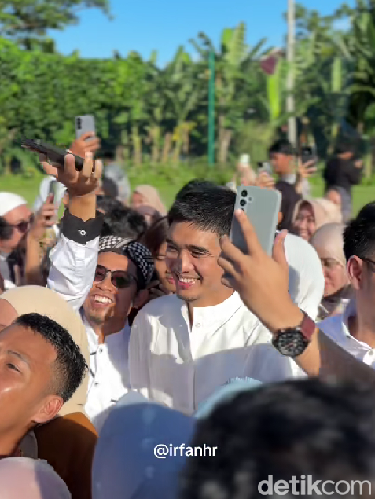 Pria ini terkejut saat melihat Duta So7 menjadi sasaran emak-emak yang ingin foto bersama usai salat Ied.