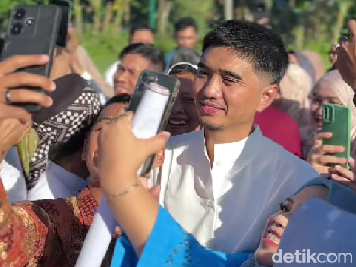 Pria ini terkejut saat melihat Duta So7 menjadi sasaran emak-emak yang ingin foto bersama usai salat Ied.