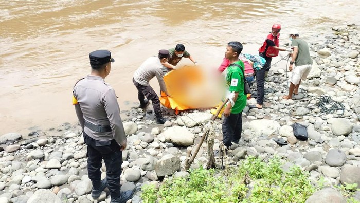 Proses evakuasi mayat wanita misterius di Sungai Progo, Nanggulan, Kulon Progo, Rabu (2/4/2025).