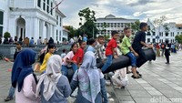 Gedung Museum Fatahillah tampak menjadi daya tarik utama bagi para pengunjung. 