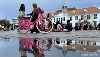 Selain itu ada juga di antara mereka yang menyewa sepeda ontel untuk mengelilingi kawasan Kota Tua. 