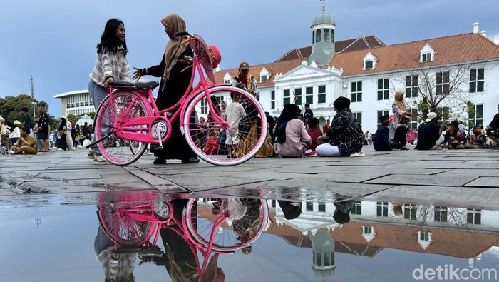 Sejumlah warga tengah mengisi waktu libur Idul Fitri 1446 H di kawasan Kota Tua, Jakarta, Rabu (2/4/2025).