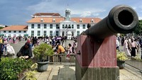 Beberapa dari pengunjung juga memilih menikmati jajanan yang dijajakan di sana.