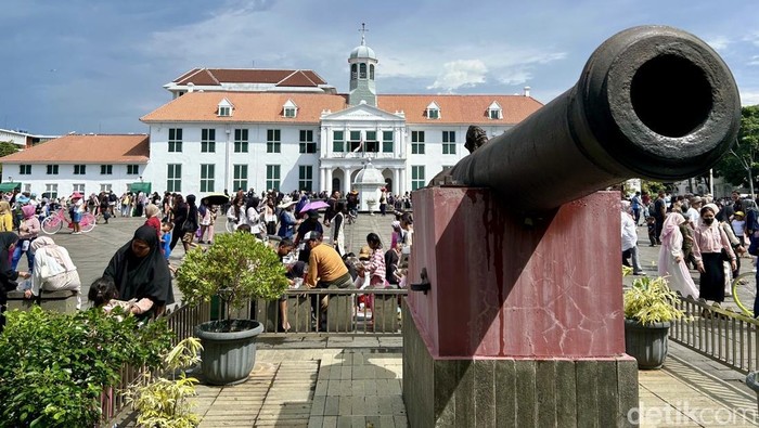 Ramainya Kota Tua Jakarta Saat Libur Idul Fitri Sejumlah warga tengah mengisi waktu libur Idul Fitri 1446 H di kawasan Kota Tua, Jakarta, Rabu (2/4/2025).